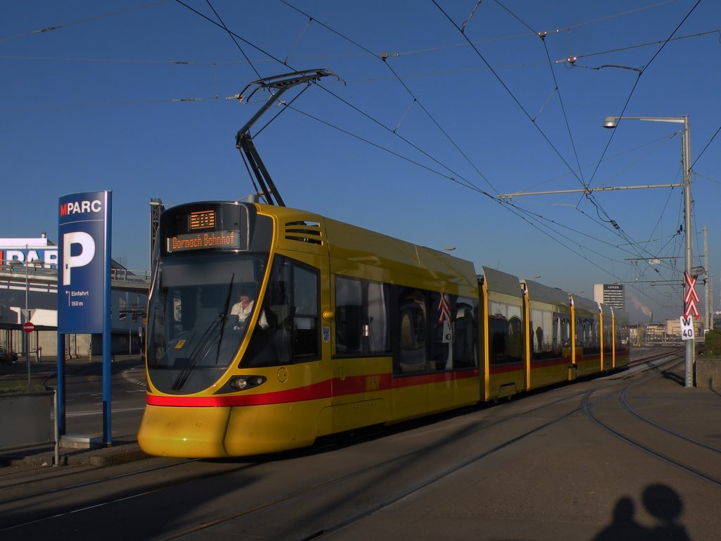 Tango mit der Betriebsnummer 156 fhrt auf die haltestelle M-Parc ein. Die Aufnahme stammt vom 16.01.0212. 