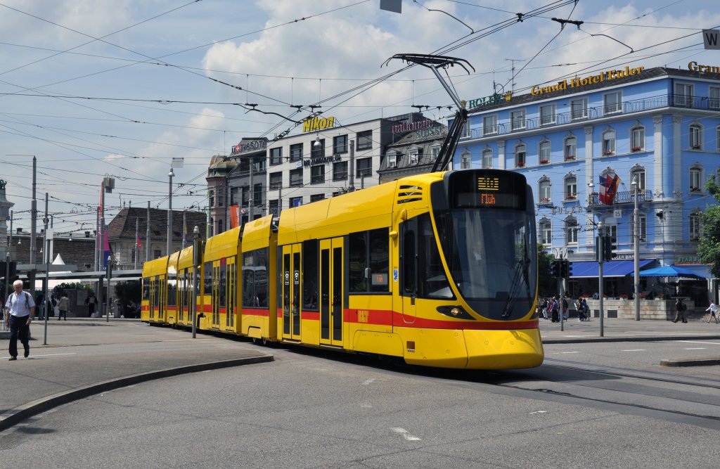 Tango mit der Betriebsnummer 156 verlsst die Haltestelle Bahnhof SBB und fhrt zur Haltestelle Aeschenplatz. Die Aufnahme stammt vom 12.06.2013.