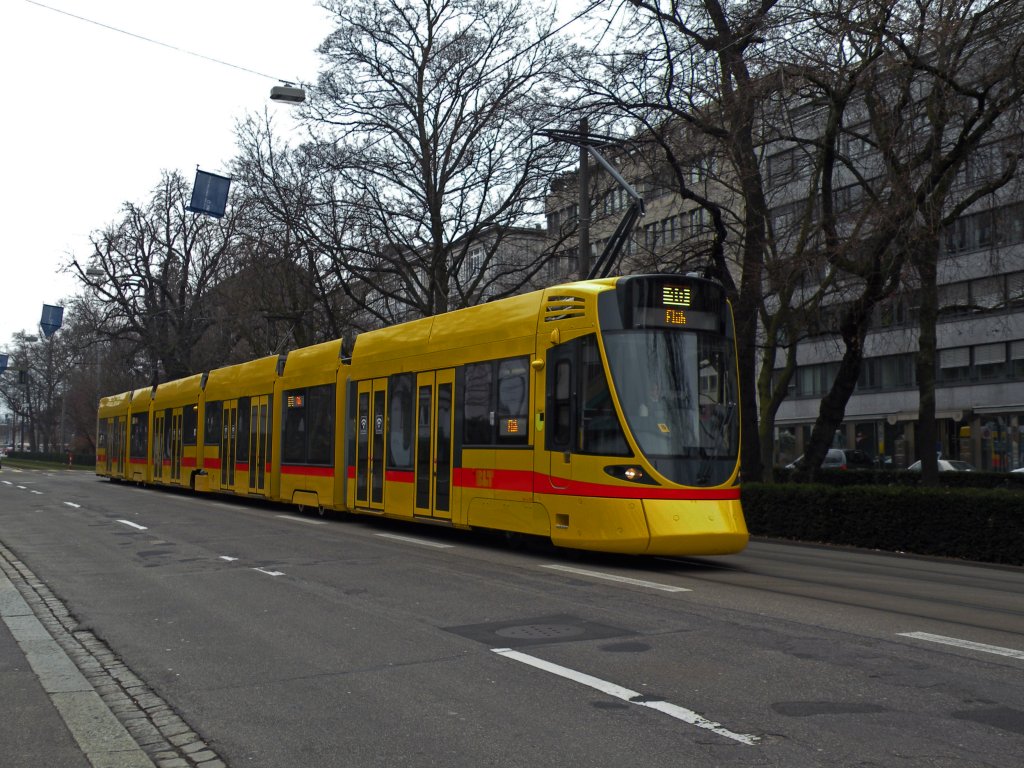 Tango mit der Betriebsnummer 157 und dem Gemeindewappen von Therwil auf der Linie 10 kurz vor der Haltestelle Aeschenplatz. Die Aufnahme stammt vom 11.03.2012.