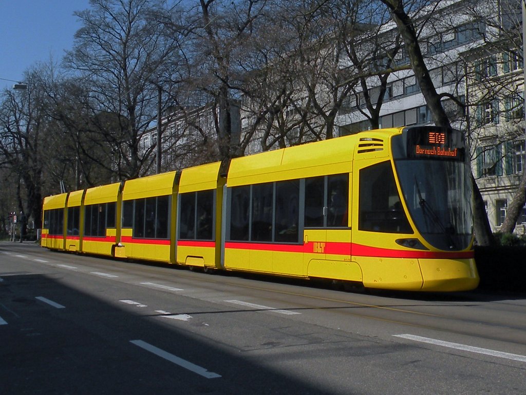 Tango mit der Betriebsnummer 160 auf der Linie 10 fhrt Richtung Bahnhof SBB. Die Aufnahme stammt vom 26.03.2012.