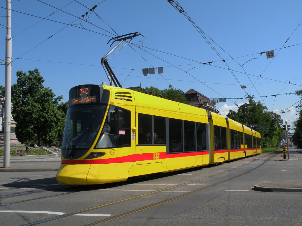 Tango mit der Betriebsnummer 160 auf der Linie 10 kurz vor der Haltestelle Bahnhof SBB. Die Aufnahme stammt vom 28.05.2012.

