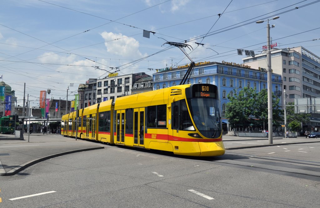 Tango mit der Betriebsnummer 160 verlsst die Haltestelle Bahnhof SBB und fhrt zur Haltestelle Aeschenplatz. Die Aufnahme stammt vom 12.06.2013.