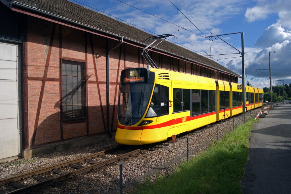 Tango mit der Betriebsnummer 161 auf der Linie 10 fhrt zur Endstation in Rodersdorf. Die Aufnahme stammt vom 29.06.2012. 