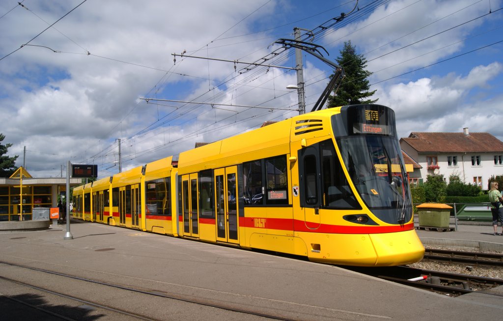 Tango mit der Betriebsnummer 162 auf der Linie 10 an der Endhaltestelle in Ettingen. Die Aufnahme stammt vom 27.06.2012.