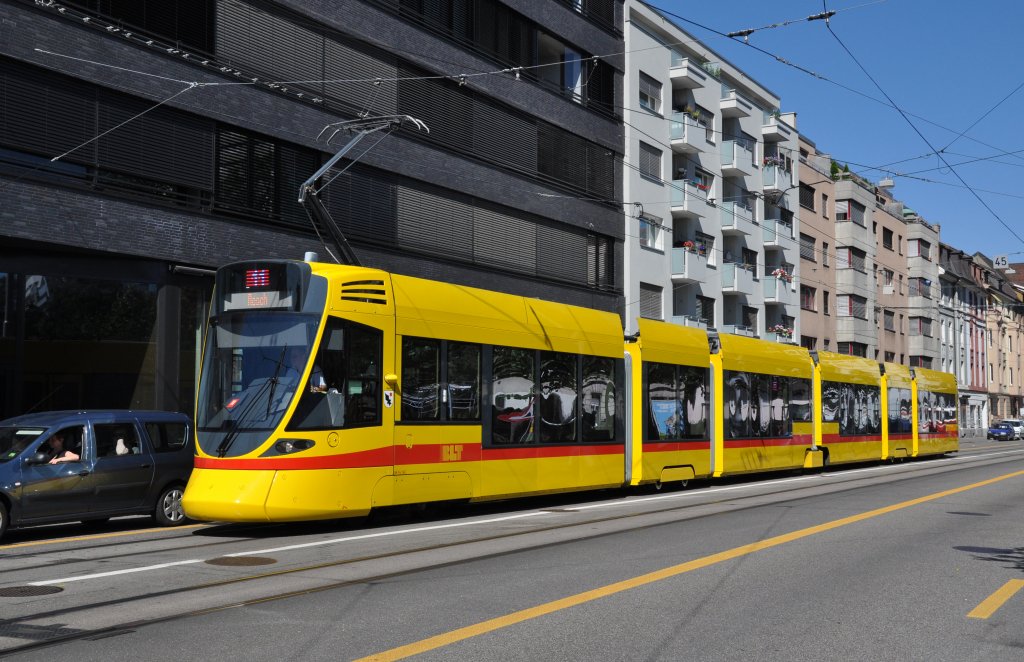 Tango mit der Betriebsnummer 162 auf der Linie 11 kurz vor der Haltestelle Voltaplatz. Die Aufnahme stammt vom 18.08.2012.