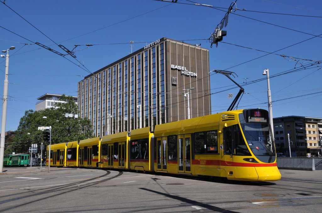 Tango mit der Betriebsnummer 162 auf der Linie 11 kurz vor der Haltestelle Bahnhof SBB. Die Aufnahme stammt vom 18.08.2012.