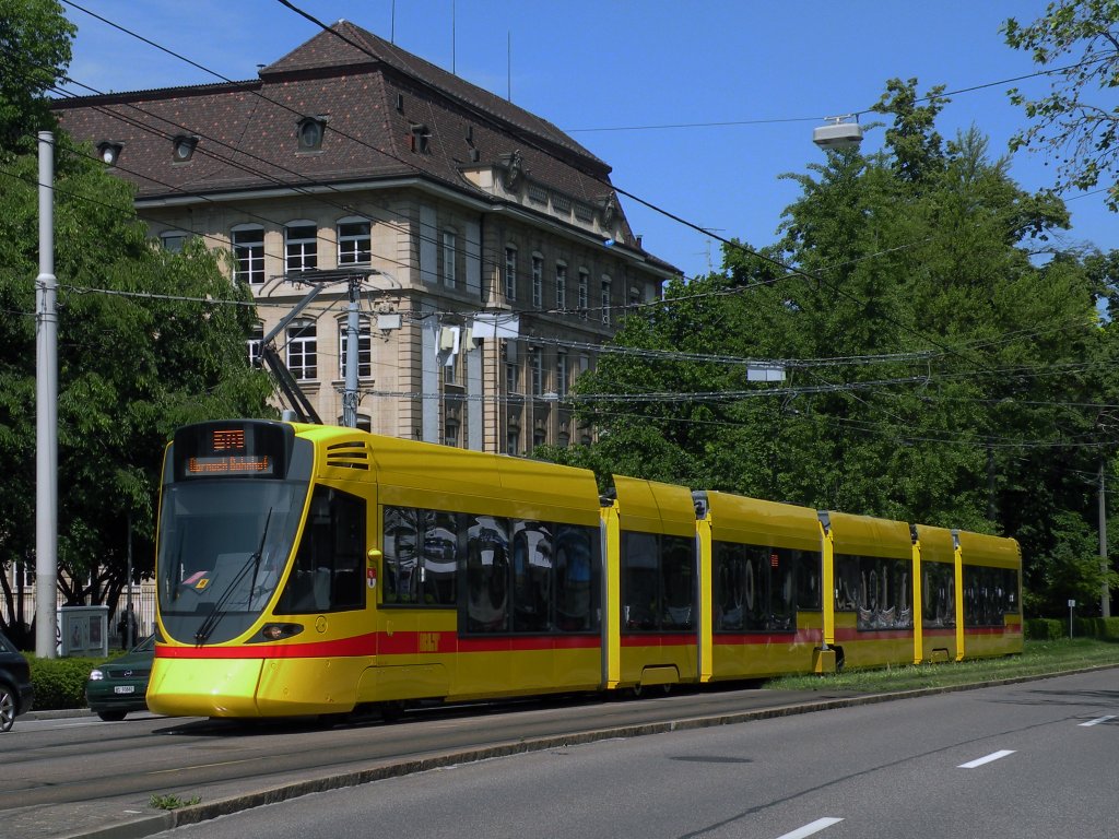 Tango mit der Betriebsnummer 163 auf der Linie 10 fhrt zum Bahnhof SBB. Die Aufnahme stammt vom 20.05.2012.