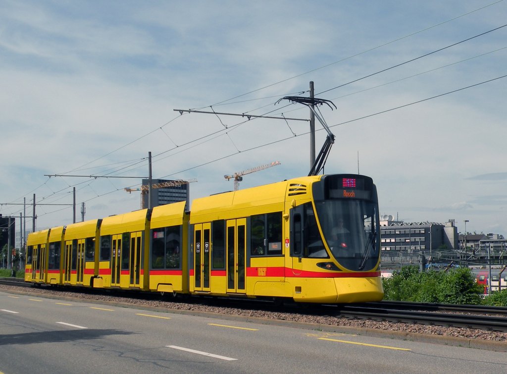 Tango mit der Betriebsnummer 163 in voller Fahrt zur Haltestelle M-Parc. Die Aufnahme stammt vom 15.06.2013.
