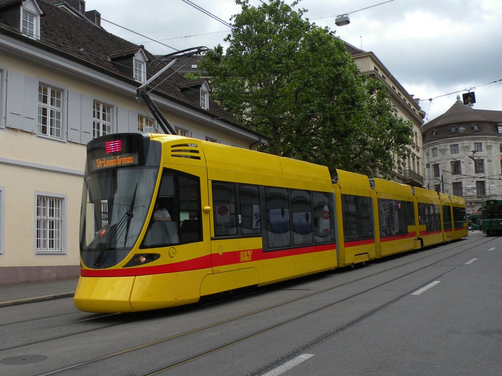 Tango mit der Betriebsnummer 164 auf der Linie 11 fhrt den Steinenberg hinunter zur Haltestelle Barfsserplatz. Die Aufnahme stammt vom 09.06.2012.