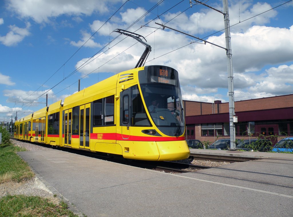 Tango mit der Betriebsnummer 164 auf der Linie 10 bei der Einfahrt in die Haltestelle Hslimatt. Die Aufnahme stammt vom 21.06.2013