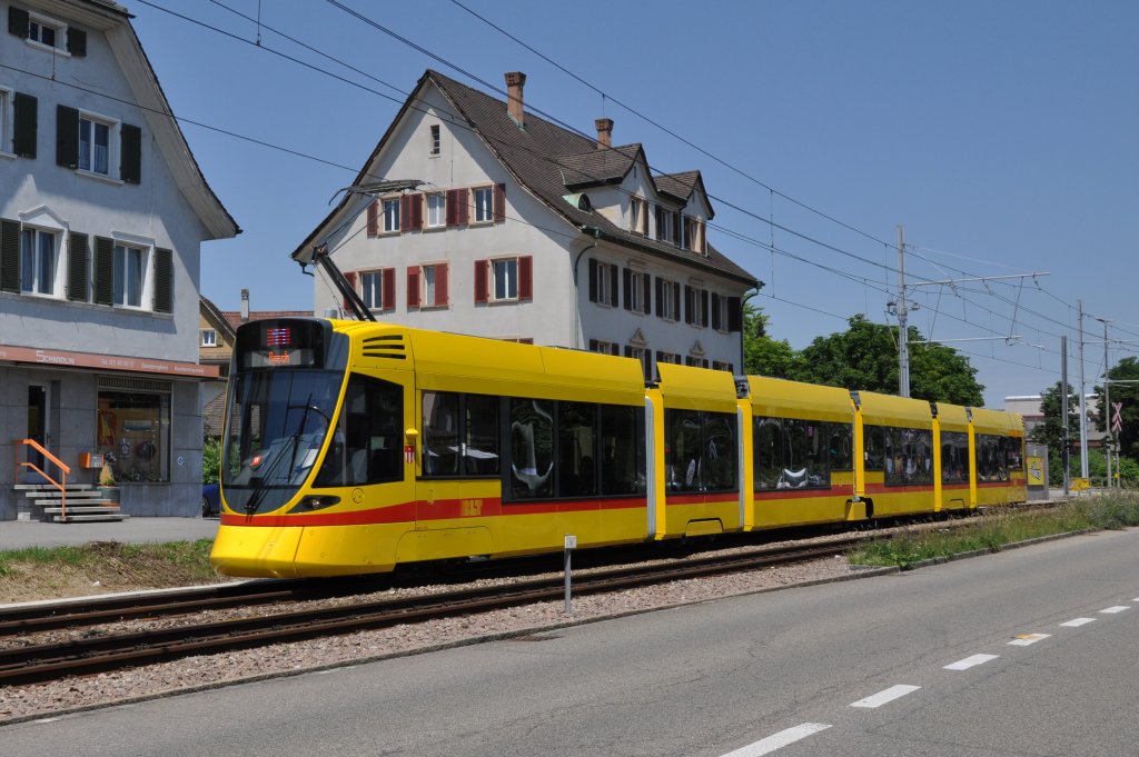 Tango mit der Betriebsnummer 165 kurz nach der Haltestelle Heiligholz auf der Linie 11. Die Aufnahme stammt vom 16.06.2012.

