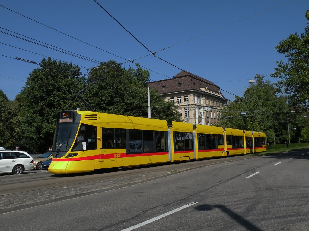 Tango mit der Betriebsnummer 166, noch ohne jegliche Werbung, steht vor der Lichtsignalanlage am Bahnhof SBB. Die Aufnahme stammt vom 07.09.2012.