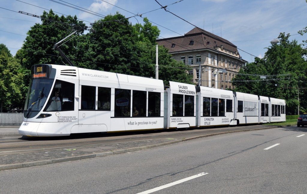 Tango mit der Betriebsnummer 166 und der Vollwerbung fr die Firma Clariant bei der Einfahrt zum Bahnhof SBB auf der Linie 10. Die Aufnahme stammt vom 12.06.2013.
