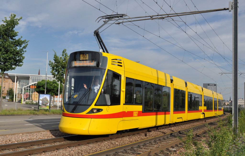 Tango mit der Betriebsnummer 167 auf der Linie 10 in voller Fahrt Richtung Haltestelle M-Parc. Die Aufnahme stammt vom 15.08.2012.