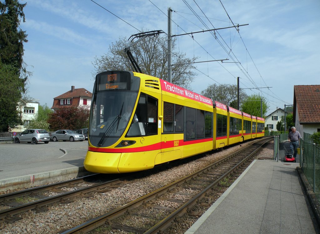 Tango mit der Betriebsnummer 168 fhrt zur Haltestelle in Bottmingen. Die Aufnahme stammt vom 06.05.2013.