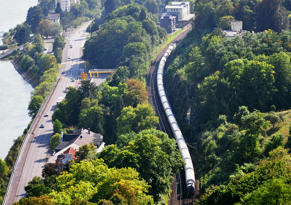 Tankzug schlngelt sich durch Rolandseck - 17.09.2012