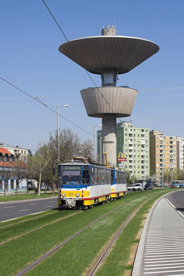 Tatra-Doppeltraktion am 10.04.2012 mit Wagen 910 fhrend auf der neuen Linie 2. Im Hintergrund ist der Wasserturm des Stadtteils Rkus zu sehen.
