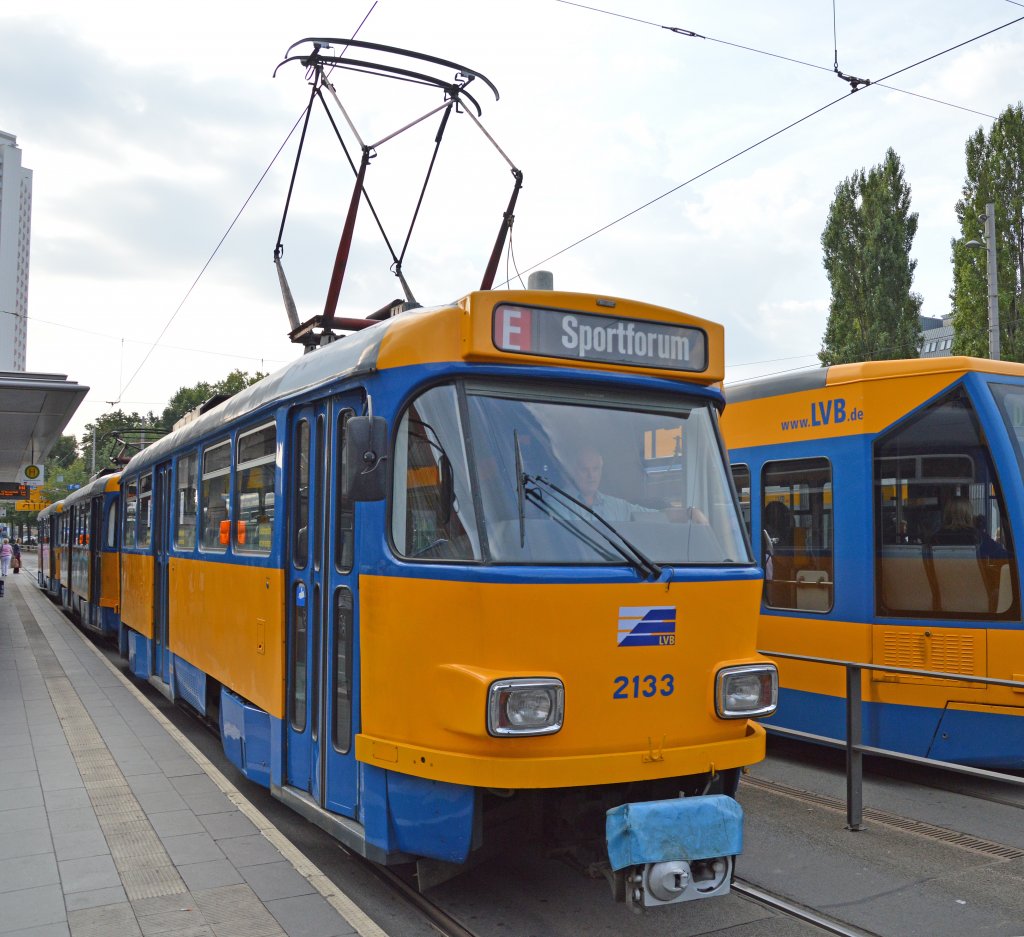 Tatra-Grozug mit Tw 2133 auf Linie E, Hst. Hauptbahnhof; 29.08.2012