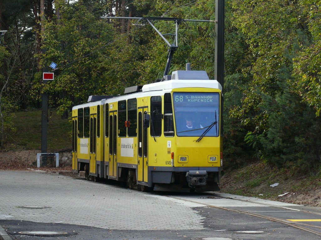Tatra KT4D 6145 an der Provisorische Endhaltestelle Zum Seeblick 12.10.2011.
Das Trajekt der Linie 68 bis Alt-Schmckwitz wird saniert und ich nehme an das damit der  Uferbahn  erhalten bleibt.