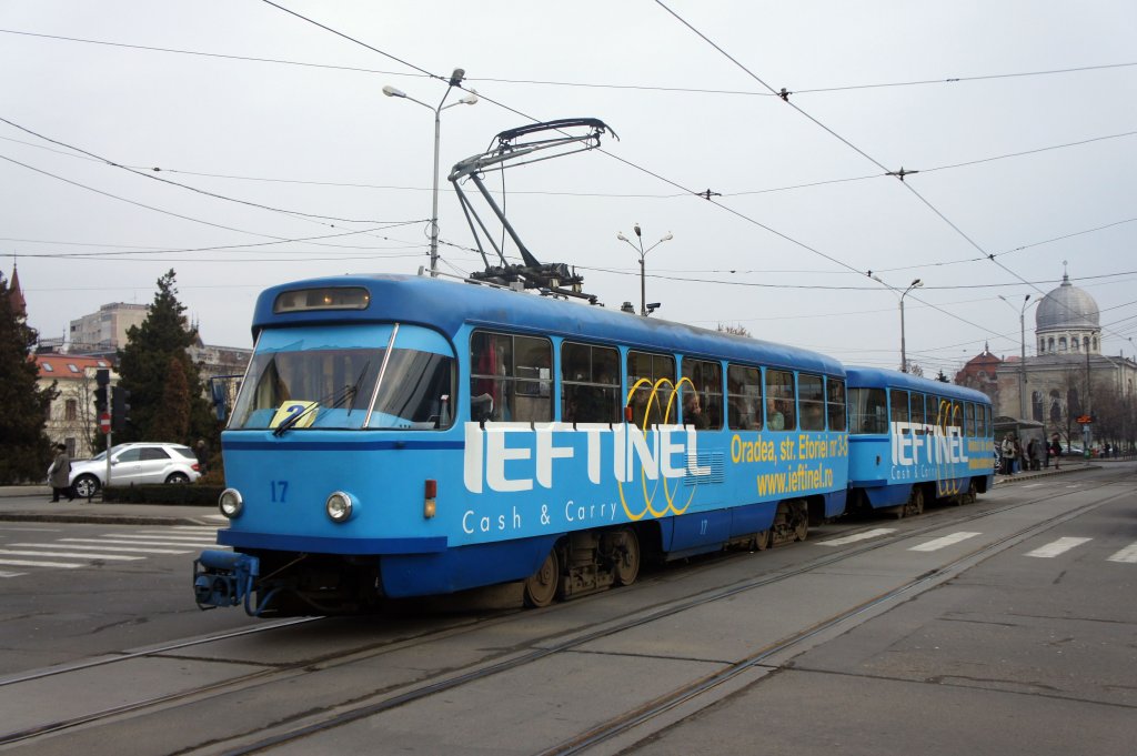 Tatra Straßenbahn T4D Nr. 17 (ex Magdeburg) + B4D (ex Magdeburg) an der Haltestelle Piata 1 Decembrie. Aufgenommen im Januar 2012 in Oradea (Rumänien).