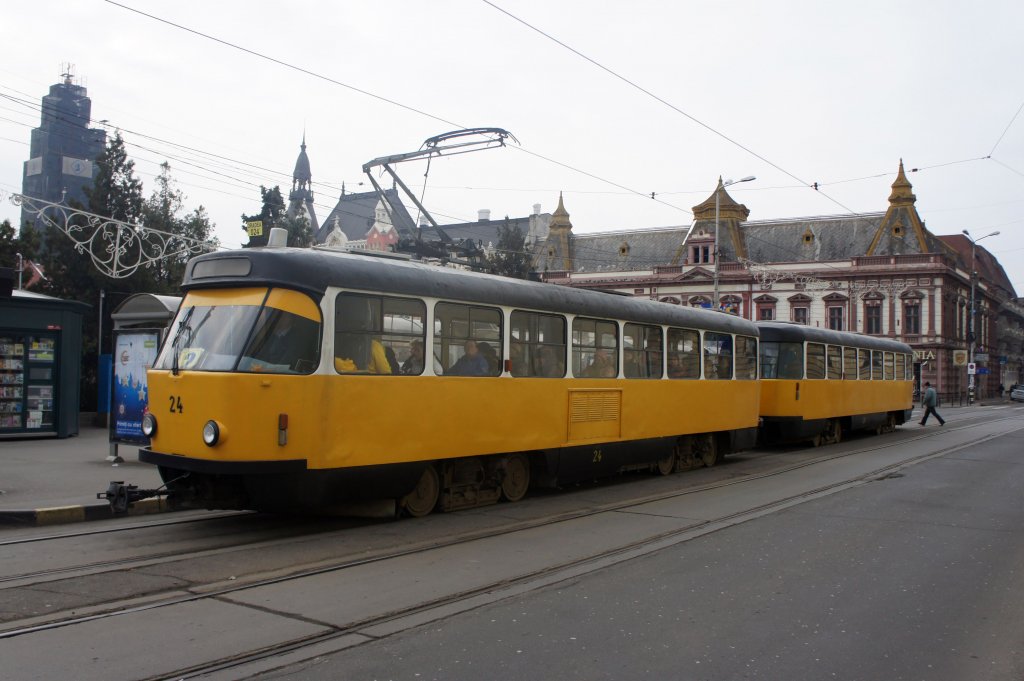 Tatra Straßenbahn T4D Nr. 24 (ex Magdeburg) + B4D (ex Dresden) an der Haltestelle Piata 1 Decembrie. Aufgenommen im Januar 2012 in Oradea (Rumänien).