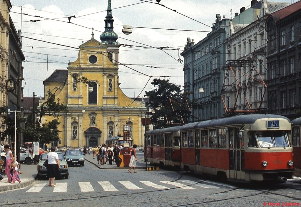 Tatra T2 1412 der Straßenbahn Brno sowie ein weiterer T2 in Brno (Juli 1989)