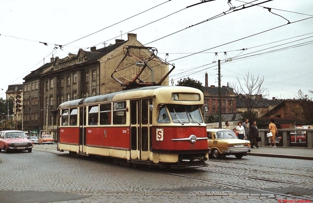 Tatra T2 151 der Straenbahn Plzen auf dem Weg zum Bahnhof (August 1977)