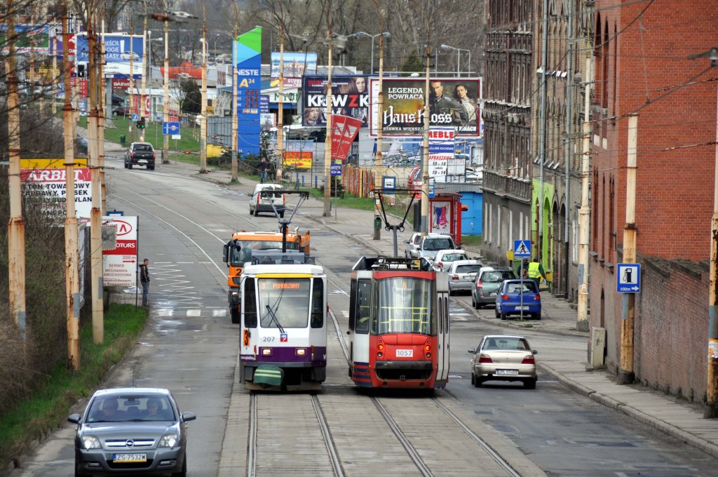 Tatra T6A2D Wagen: 207 und Konstal 105N2k Wagen: 1057 in Sttetin  Smolanska  (31.03.1012)