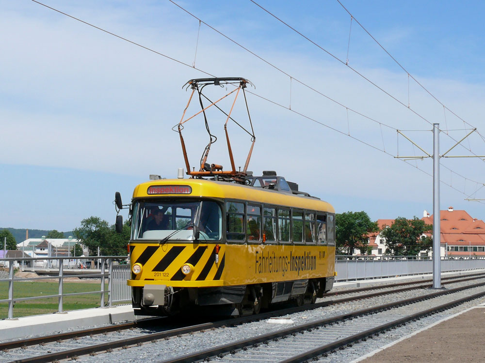 Tatra-Triebwagen 201 122 Fahrleitungs-Inspektion im Einsatz auf der neu angelegten Trasse f�r die Verl�ngerung der Stra�enbahnlinie 10 zwischen Dresden-Friedrichstadt und Messe (vormals Schlachthof) hat soeben die Br�cke Gro�es Ostragehege passiert; 24.05.2011
