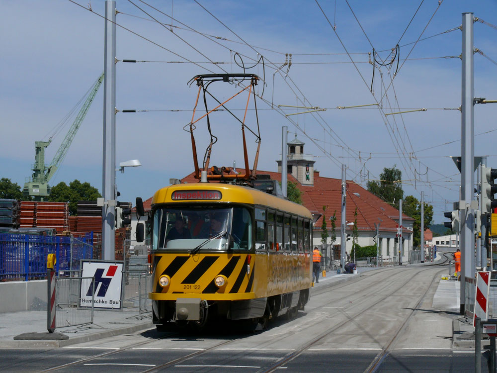 Tatra-Triebwagen 201 122 Fahrleitungs-Inspektion im Einsatz auf der neu angelegten Trasse f�r die Verl�ngerung der Stra�enbahnlinie 10 zwischen Dresden-Friedrichstadt und Messe (vormals Schlachthof), hier an der Keuzung Magdeburger Stra�e; 24.05.2011
