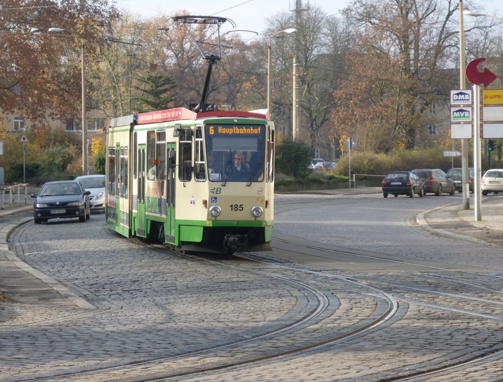 Tatra-Wagen 185 (KTNF6) hat auf seiner Fahrt zum Hauptbahnhof den Nicolaiplatz erreicht. Hier treffen sich alle drei Brandenburger Stra�enbahnlinien. Brandenburg/Havel, 2009-11-12.