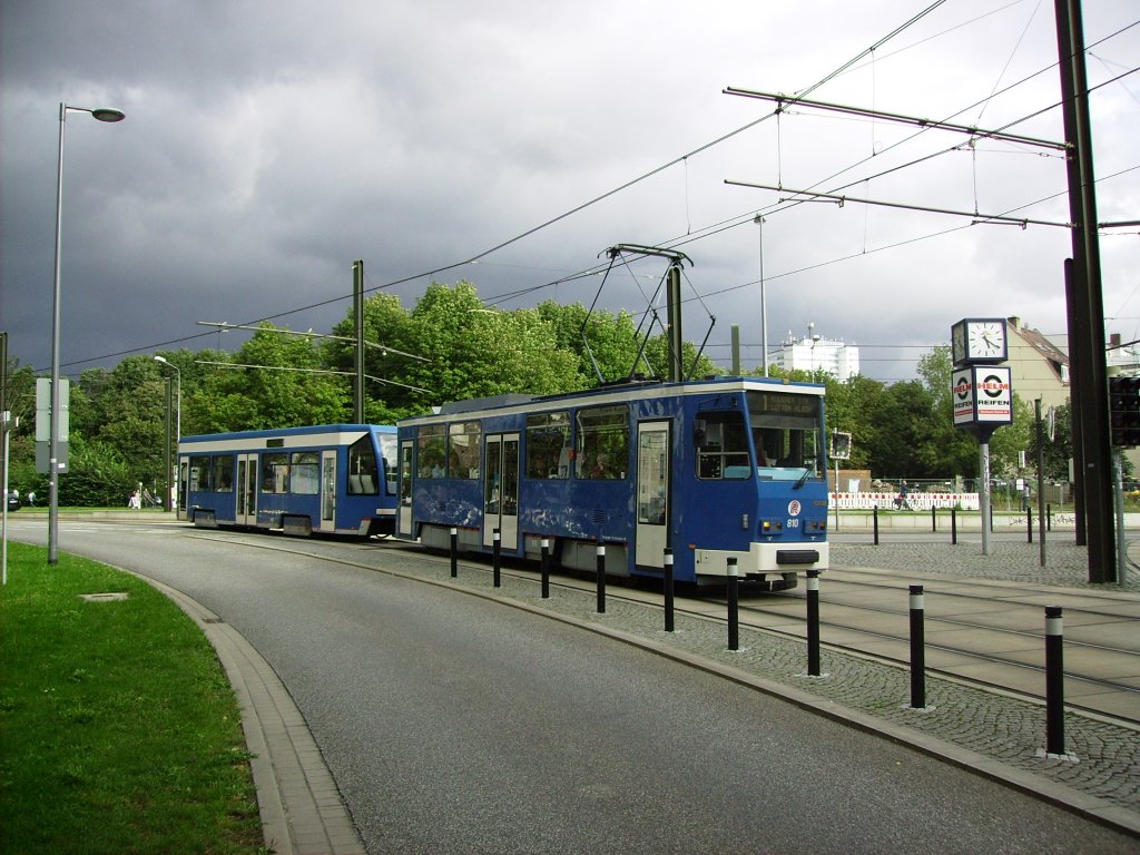 Tatratriebwagen 813 und ein moderner Beiwagen sind am 29.08.2011 in Rostock auf der Linie 1 in Richtung Ltten Klein unterwegs.