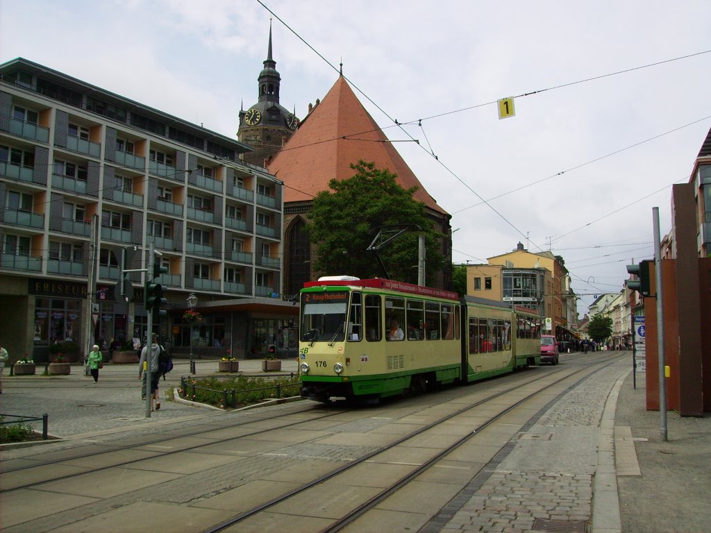 Tatrazug 176 hatte am 31.05.2012 die ehrenvolle Aufgabe Fahrgste auf der Linie 2 zum Brandeburger Hauptbahnhof zu befrdern, als er bei etwas trbem Wetter den Neustdtischen Markt passiert.
