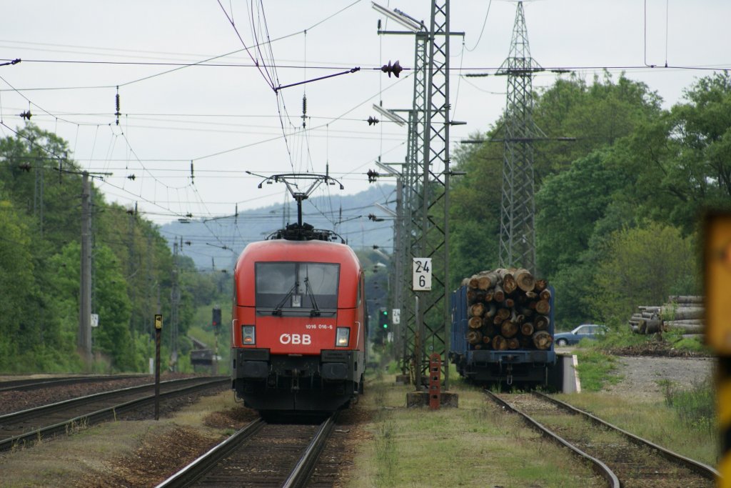 Taurus 1016 016 schiebt seinen Regionalzug R2025 aus den Bahnhof Rekawinkel den nchsten Halt Drrwien entgegen. Ziel des Zuges ist natrlich Wien West. Man beachte bitte die Scheinwerfer beim Taurus. 15.5.2010