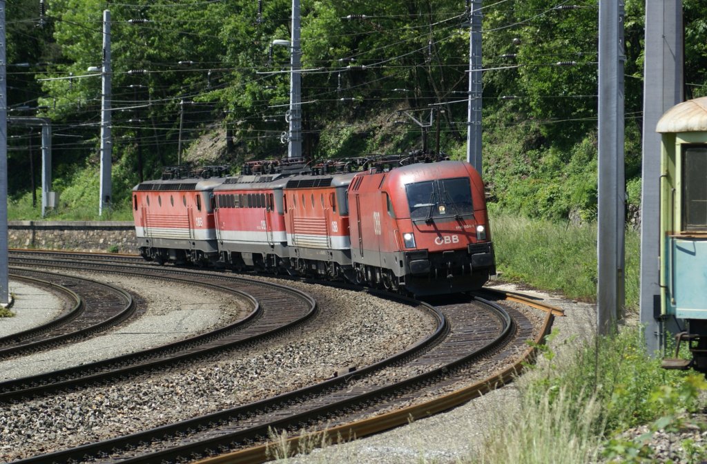 Taurus 1116 004 war am Anfang eines Lokzuges der ber den Semmering Richtung Gloggnitz unterwegs war. Die restlichen Loks waren noch die 1144 069, 1142 639 und 1044 058. 5.6.2010