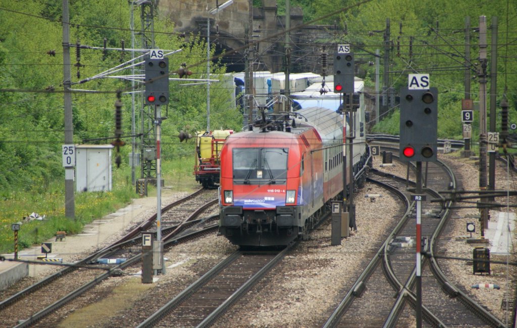 Taurus 1116 012  MAV Cargo  zieht einen RoLa-Ganzzug durch den Bahnhof Rekawinkel den H�gel runter und wird den Zug bis nach Budapest bringen. 15.5.2010
