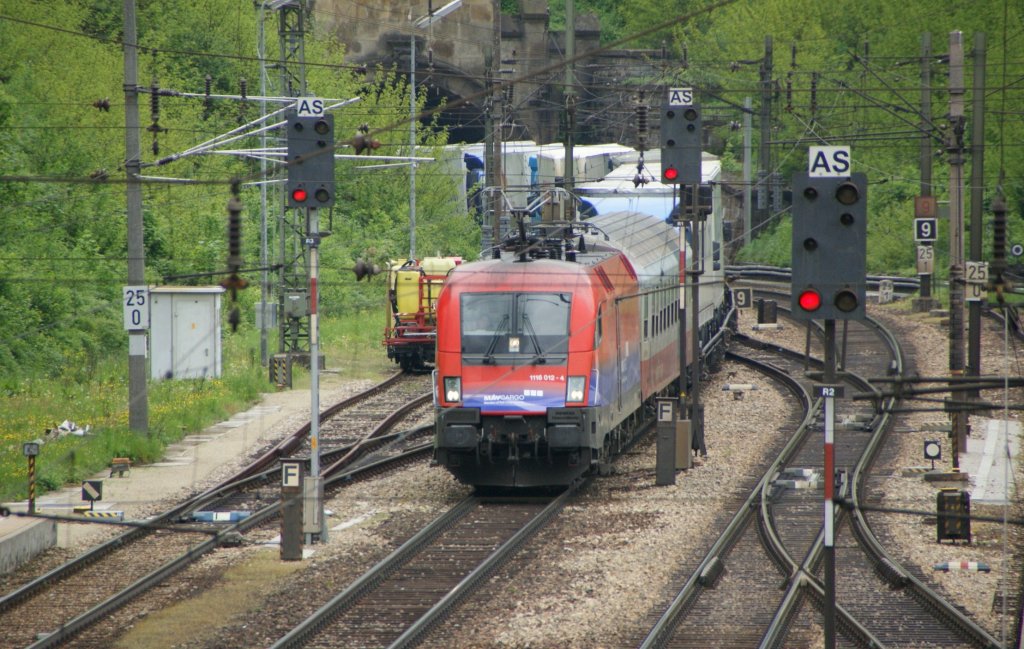Taurus 1116 012  MAV Cargo  zieht einen RoLa-Ganzzug durch den Bahnhof Rekawinkel den Hgel runter und wird den Zug bis nach Budapest bringen. 15.5.2010
