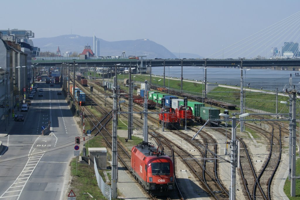 Taurus 1116 031 beim Rangieren. Im Hintergrund stehen zwei Hector-Dieselverschublokomotiven, und zwar die 2070 061 und 2070 071. Am 7.4.2010 in der Abstellanlage Praterkai 