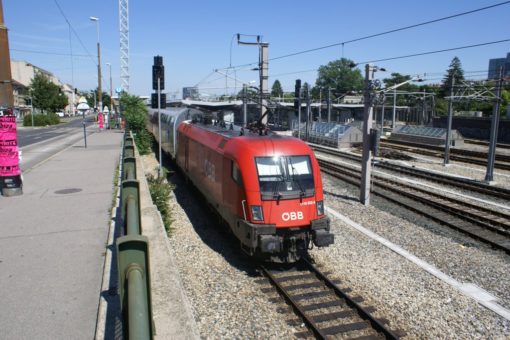 Taurus 1116 032 fahrt mit ihrem DoSto-Wendezug als R2342 von Payerbach-Reichenau nach Bernhardsthal gerade in Wien Meidling ein. 14.6.2009