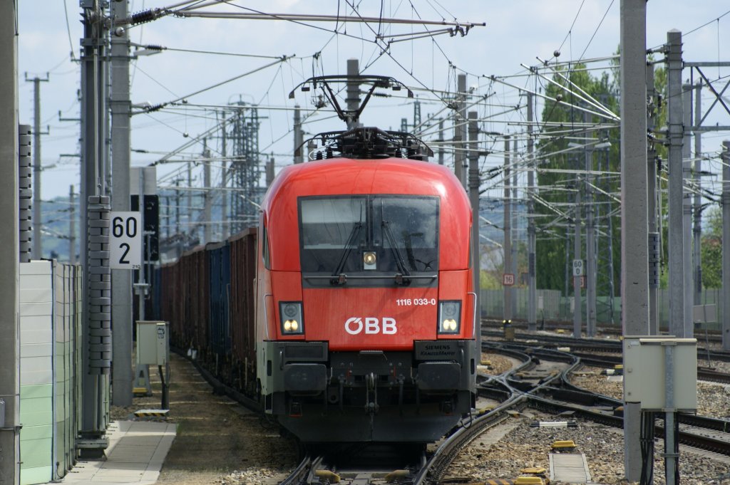 Taurus 1116 033 fahrt mit einem Gterzug kommend von Krems gleich durch den St.Pltener Hbf. und wird dann weiter nach Linz fahren. 1.5.2010