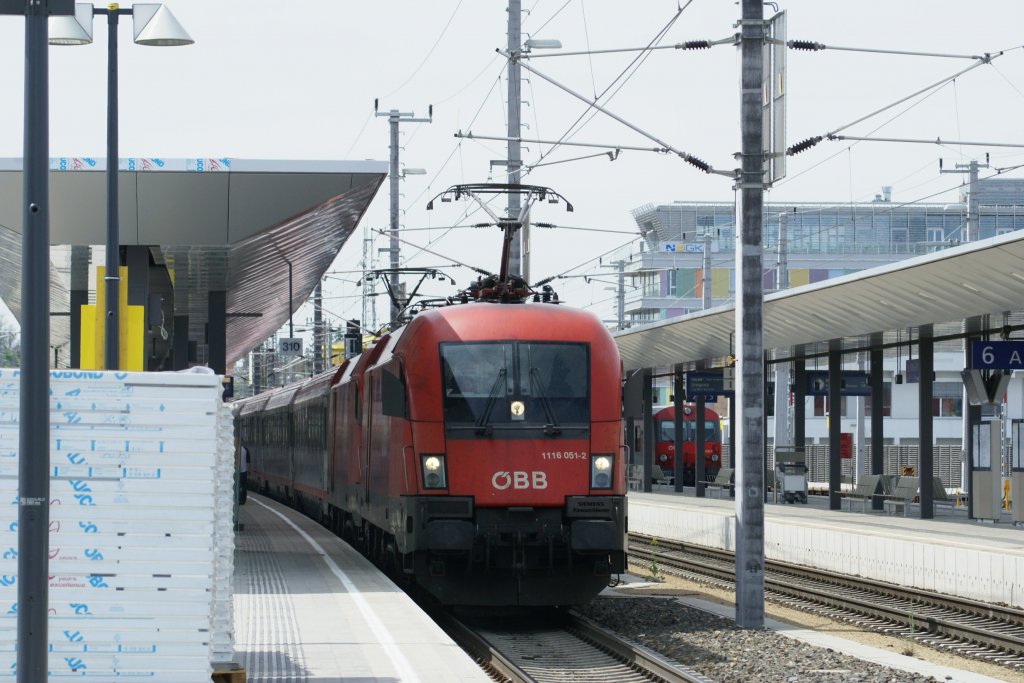 Taurus 1116 051 zieht mit ihrer Schwestermaschine 1116 275 den EC561 von Bregenz nach Wien West und steht jetzt in St.Plten Hbf.. Sie wird in krze nach Wien West aufbrechen. 1.5.2010