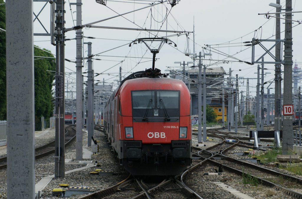 Taurus 1116 055 schiebt ihren DoSto-Wendezug aus den Bahnhof Wien Meidling. Ziel des R2226  Thayatal  ist Znojmo. 24.5.2010