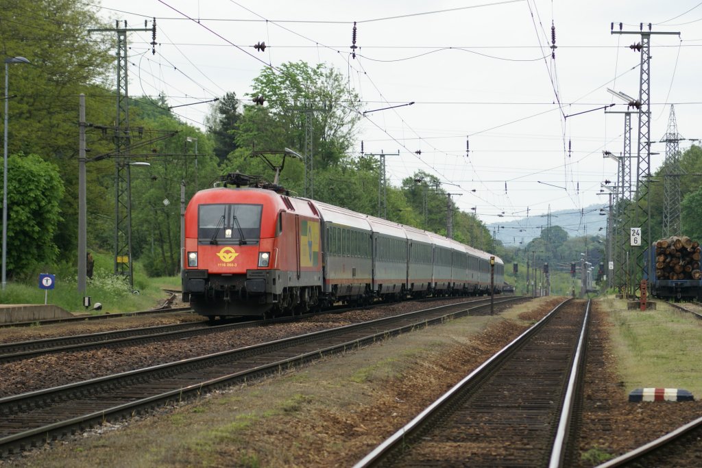Taurus 1116 060  GySEV  braust mit dem IC640  Paracelsus Universitt Salzburg  durch den Bahnhof Rekawinkel den nchsten Halt St.Plten entgegen. Ziel des Zuges ist Salzburg. 15.5.2010