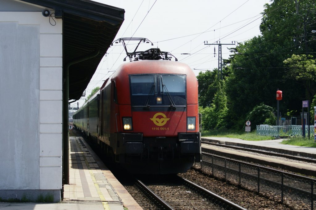 Taurus 1116 061  GySEV  ist vor kurzem in Wien West weggefahren, als ich ihm mit dem IC640  Paracelsus Universitt Salzburg  in Penzing erwischt habe. 24.5.2010