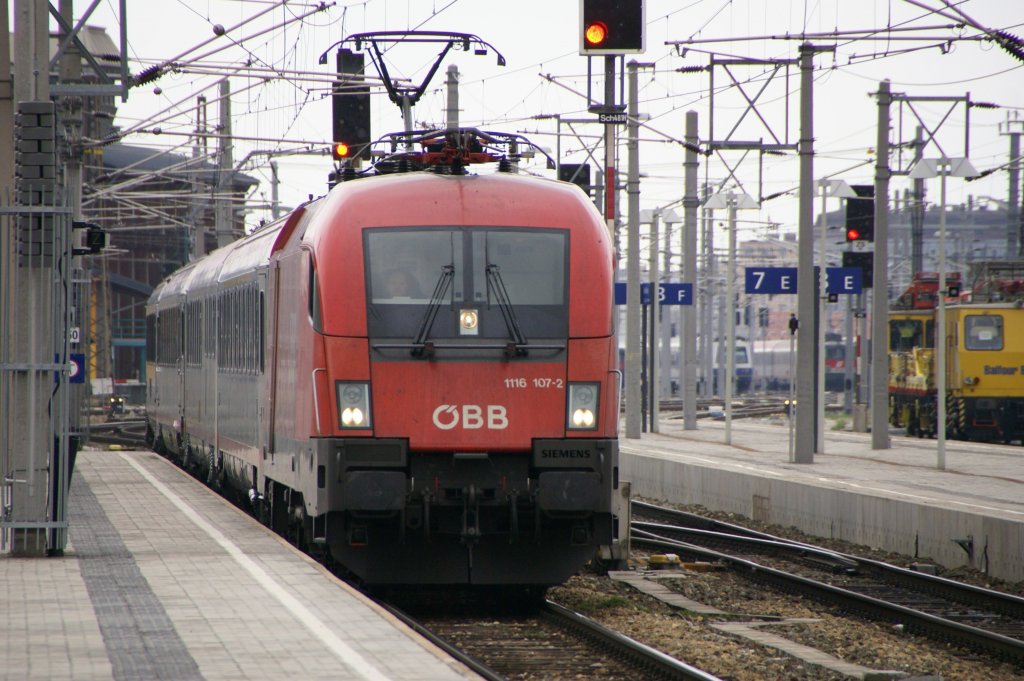 Taurus 1116 107 fhrt mit gemigtem Tempo mit EC634 nach Graz in Wien Meidling ein. 10.4.2010