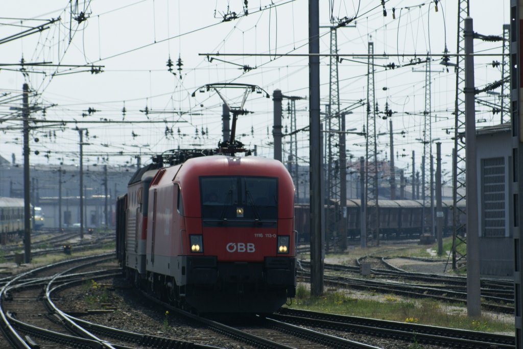 Taurus 1116 113 und die 1044 041 (lauft kalt mit) ziehen einen Gterzug durch den Wr.Neustadt in Richtung Wien. 24.4.2010