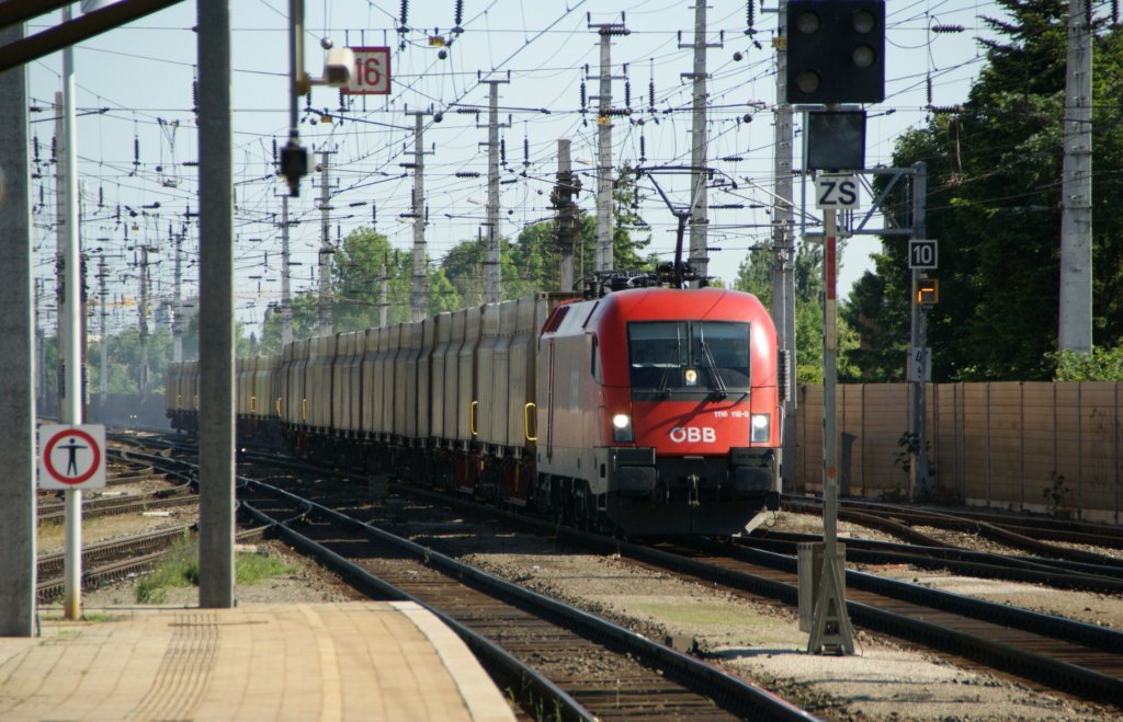 Taurus 1116 118 kommt von Ebenfurth aus mit einem Gterzug und wird in krze durch den Bahnhof Wr.Neustadt fahren. 5.6.2010