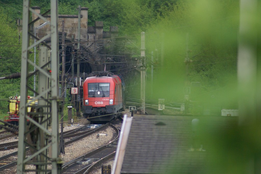 Taurus 1116 125 braust gleich mit seinem leeren Autoganzzug durch den Bahnhof Rekawinkel Wien entgegen. 15.5.2010