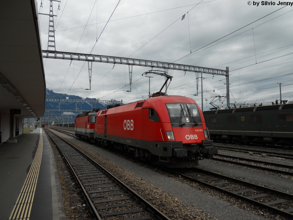 Taurus 1116 127-0 mit der 1044 107-1 im Schlepp in Buchs SG