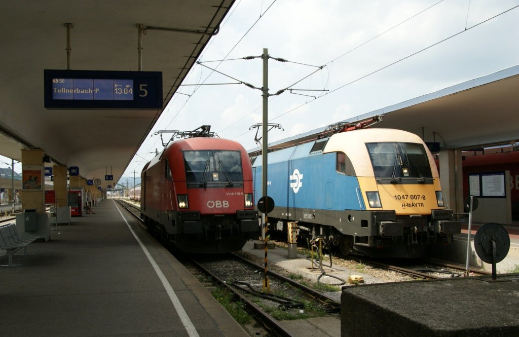 Taurus 1116 180 rangiert gerade in Wien West beim Bahnsteig und bereitet sich auf die nchste Aufgabe vor. Auf dem neben Gleis steht die 1047 007 der MAV die gerade den EC962  Ignaz Semmelweis  von Budapest nach Wien West gebracht hat. 8.8.2009